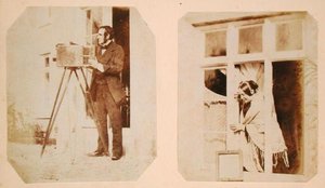 Solda otoportre ve Emma Thomasina Llewelyn (1808-81) sağda güneşte bir kağıt negatif basıyor by John Dillwyn Llewelyn
