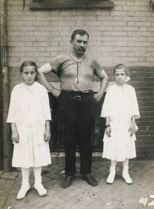 Bir İşçi ve Kızları, Kensington, Philadelphia by John Frank Keith