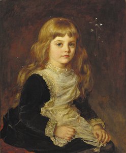 Dantel süslemeli önlüklü siyah bir elbise içinde, dörtte üç boyunda oturan Sophie Beatrix Mary Cadogan