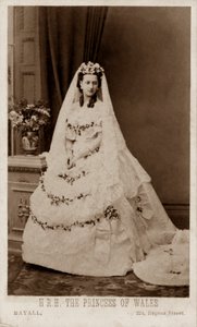 Danimarka Prensesi Alexandra, geleceğin Kralı VII. Edward olan Galler Prensi ile evliliği için gelinlik giymiş.
