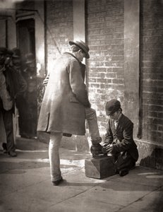 The Independent Shoe Black, J. Thomson ve Adolphe Smith'in 'Street Life in London' kitabından by John Thomson
