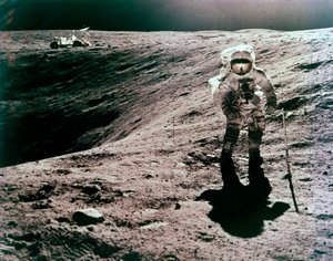 Astronot Charles Duke, Descartes iniş alanında, Apollo 16 görevi, Nisan 1972. by John Watts Young