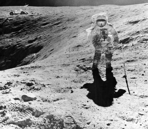 Charles Duke, Apollo 16 görevi sırasında Descartes iniş alanında numune toplarken, 1972 by John Watts Young