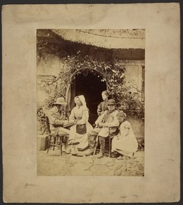 [Açık kapının dışında oturan grup: şapkalı iki adam, boneli kadın, iki genç kız - biri ayakta] by John Whistler