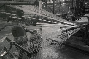 Jüt fabrikası, Kalküta, Hindistan, 2017 (fotoğraf) by Jon Nicholson