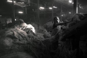 Jüt fabrikası, Kalküta, Hindistan, 2017 (fotoğraf) by Jon Nicholson