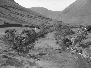 Wastwater manzarası boyunca akan bir dere by Joseph Hardman