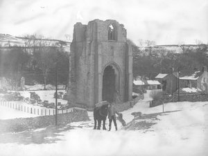 Shap Abbey önünde atı ve iki köpeği olan adam karda kalıyor by Joseph Hardman