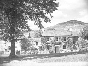 Stag Inn resmin ortasındaki binadır ve iki yanında evler bulunmaktadır by Joseph Hardman