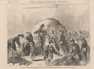 Chicago Fire: her iki cinsiyetten hastalara giysi dağıtan bayanlar, Frank Leslies Illustrated Gazetesinden bir çizim, 1871 by Joseph after Becker