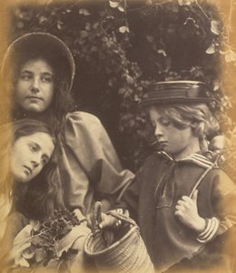 Elizabeth Keown, Kate Keown ve Freddy Gould, c. 1866-1868. by Julia Margaret Cameron