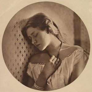 Ellen Terry, on altı yaşında, 1864, ca. 1913. by Julia Margaret Cameron