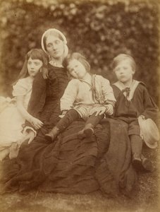 Bayan Herbert Duckworth, Florence Fisher, George Duckworth ve Herbert Fisher ile birlikte, Ağustos 1872. by Julia Margaret Cameron