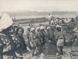 Tai-no-ura - balıkçı tekneleri, ağları ve sepetleri olan erkekler ve kadınlar, c1900, 1921. by Julian Leonard Street