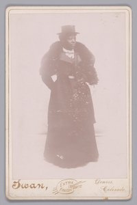 Silindir şapkalı ve çalıntı kürk giyen kimliği belirsiz bir kadının dolap kartı, yaklaşık. 1895. by Justus C. Swan