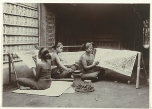 Üç Cava Kadın Kumaş Üzerine Batik Tasarımlar Çiziyor Malaya peştemâli giymiş üç Cavalı kadın kumaşa batik desenler yapıyor.