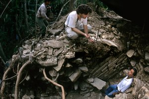 Cancuen, Guatemala, Arthur Demarest, Rudy Larios, Maya, saray, Klasik Dönem, Peten, 2004 (fotoğraf) by Kenneth Garrett