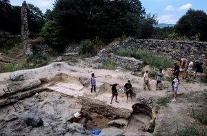 Dmanisi, Gürcistan Homo Erectus alanı by Kenneth Garrett
