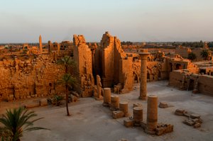Taharka Köşkü, birinci avlu, Karnak Tapınağı, Siyah Firavunlar, Nubyalılar, Mısır, Lüks..., 2007 (fotoğraf) by Kenneth Garrett