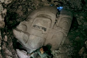 Büyük Erken Klasik Öncesi alçı maske, Cival, Holmul, Guatemala, Maya, Francisco Estradabelli, 2008 (fotoğraf) by Kenneth Garrett