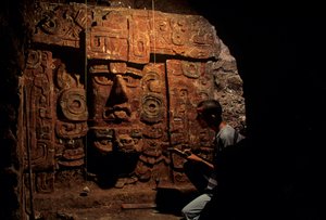 Maya; Copan; Honduras; arkeoloji; Klasik dönem; mezar, Robert Sharer, kazı,... by Kenneth Garrett