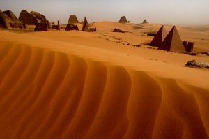 Meroe Piramitleri, Begarawiya Piramitleri, Sudan, Nubia, Kara Firavunlar, Üçüncü Ara..., 2007 (fotoğraf) by Kenneth Garrett