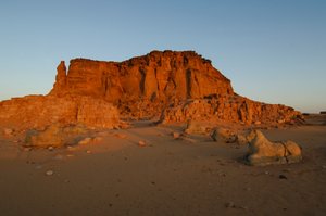 Ay batımı ve gün doğumu, Taharka Tapınağı, Ram Kapısı, Gebel Barkal, Tapınak Kompleksi, Firavun..., 2007 (fotoğraf) by Kenneth Garrett