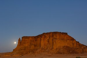 Ay batımı ve gün doğumu, Taharka Tapınağı, Ram Kapısı, Gebel Barkal, Tapınak Kompleksi, Firavun..., 2007 (fotoğraf) by Kenneth Garrett