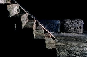 Büyük Tapınaktaki Yılan Replikası, Tenochtitlan, Templo Mayor, Aztek, Meksika, Meksika Ci..., 2010 (fotoğraf) by Kenneth Garrett