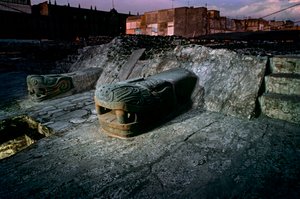 Büyük Tapınaktaki Yılan Replikası, Tenochtitlan, Templo Mayor, Aztek, Meksika, Meksika Ci..., 2010 (fotoğraf) by Kenneth Garrett