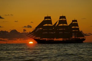Square Rigger; Dar Pormorza, Yelken yarışı, Yelkenli Uzun Gemiler Operasyonu; Yelken Eğitim Derneği... by Kenneth Garrett