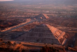 Teotihuacan; Ay Piramidi; Piramitler; Mezo Amerika; Meksika; Antik Kültürler-Th..., 2005 (fotoğraf) by Kenneth Garrett