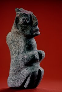 Boya izleri olan oturur vaziyette oyulmuş taş heykelcik, Tenochtitlan, Templo Mayor, Aztek,..., 2010 (fotoğraf) by Kenneth Garrett