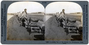 El arabası treniyle tuzun içeriye taşınması, Çin, 1906 by Keystone View Company