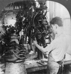 Ayakkabı fabrikasında kalıcı makine şekillendirme ayakkabıları, Lynn, Massachusetts, ABD, 20. yüzyılın başlarında