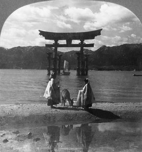 Miyajima'nın Uzak Ünlü Seagirt Torii'si. Ünlü Şinto Mabedi'nin İlginç Geçidi, Japonya, 1905. by Keystone View Company