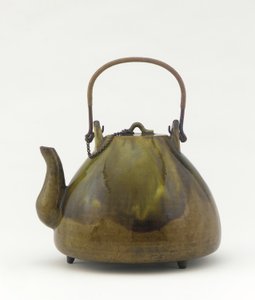 Minato eşya demlik, Çaydanlık (dobin), 19. yüzyıl ortası (kurşun sır bakır zincirli, bakır ve rattan kulplu toprak kap) by Kichibei Ueda