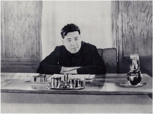 Yoldaş Kim Il-sung, Kuzey Kore Halk Konseyi'ndeki ofisinde (litho) by Korean Photographer