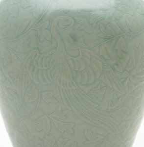İki anka kuşu ve şakayık sarmaşıklarından oyulmuş ve oyulmuş tasarımlı şişe (maebyeong), 12. yüzyılın ortalarında (seladon sırlı taş eşya) by Korean School