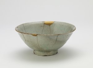 17. yüzyıl başı kase (şeffaf, uçuk mavi sırlı porselen, altın cila onarımları) by Korean School