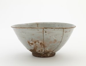 Kase, 16. yüzyıl sonu - 17. yüzyıl başı (yarı saydam sırlı porselen, altın ve kırmızı cila onarımları) by Korean School