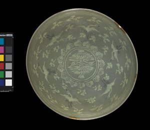 Vinçli ve bulutlu kase, c.1150-1200 (seladon sırlı taş eşya) by Korean School