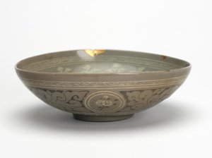 Vinçli ve bulutlu kase, c.1150-1200 (seladon sırlı taş eşya) by Korean School