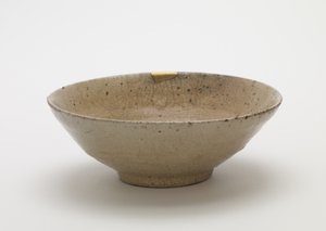 Çay kasesi, 16. yüzyılın ikinci yarısı (keramik, sırsız porselen, şeffaf sırlı, altın cila onarımları) by Korean School