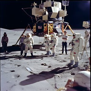 Sahte Apollo 11 projesini göstermek için TV kamerası olan bir grup insan 1