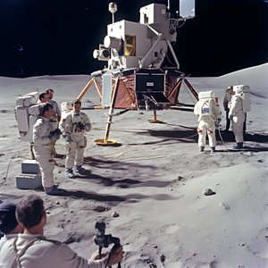 Sahte Apollo 11 projesi 2#39;yi göstermek için TV kamerası olan bir grup insan