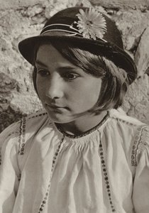 Romanya: Dragus, Köylü kız (s/b fotoğraf)