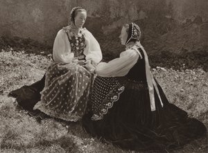 Romanya: Pazar kostümlü Lechinta, Sakson kızlar (s/b fotoğraf)