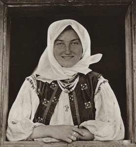Romanya: Oncesti, Pencerede (s/b fotoğraf) by Kurt Hielscher