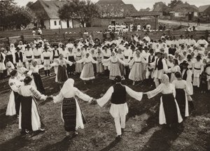 Romanya: Rusu Bargaului, Hora (s / b fotoğraf) by Kurt Hielscher